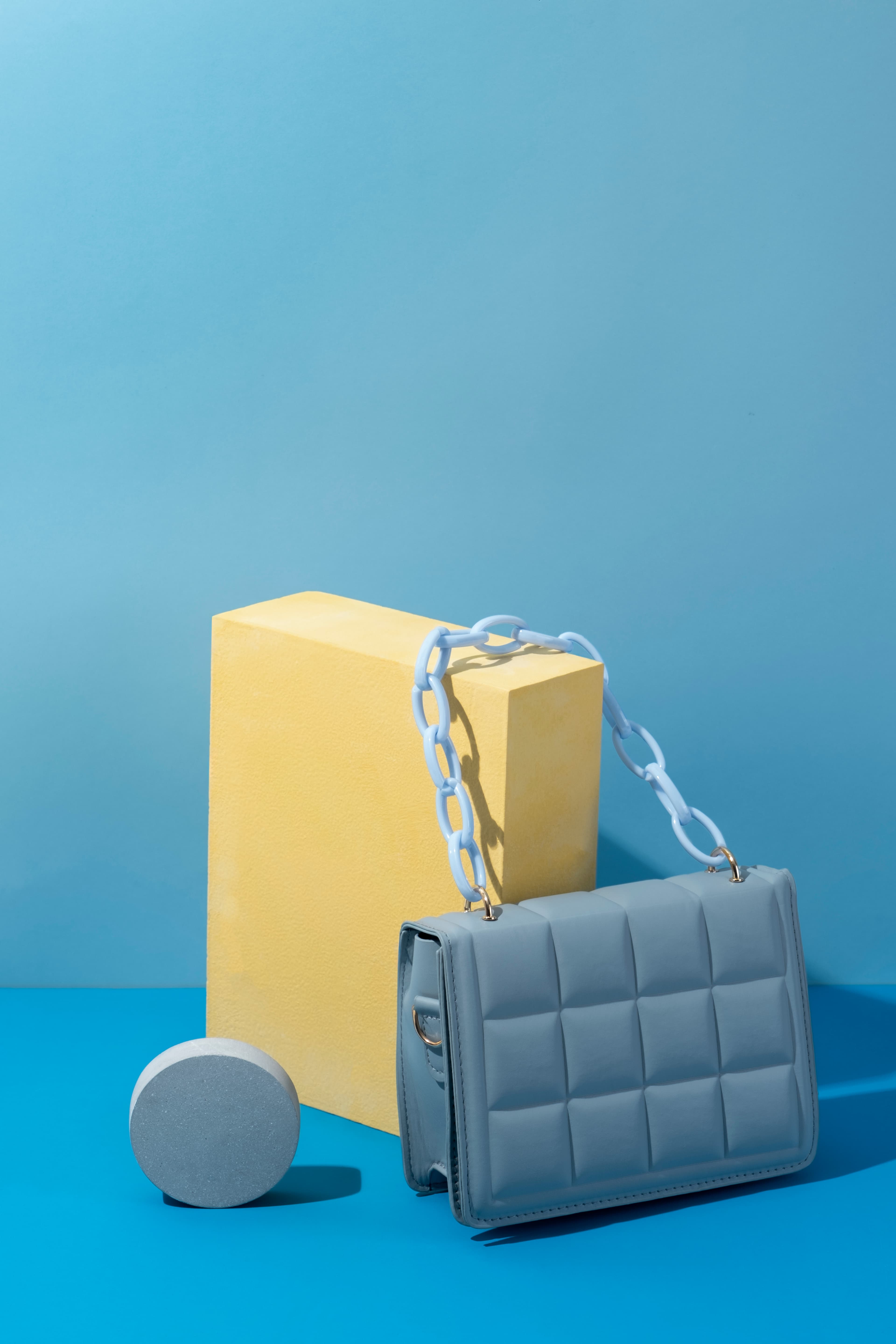 ÉLAN quilted bag in dusty blue — side view